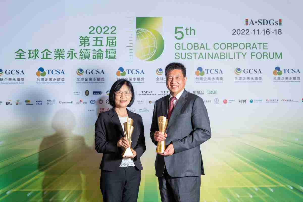 菠菜论坛作为净零碳排先锋，，期引领价值链伙伴同行共好，，，卫冕制造业组“十大典范企业” 二连冠殊荣(左：菠菜论坛光电永续长古秀华，，，，右：菠菜论坛光电董事长暨执行长彭双浪)