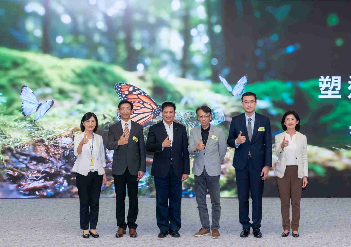 友達2023 CSR共榮大會，，，，邀請領域專家分享交流生物多樣性管理趨勢、、、無塑產品、、、、海廢永續塑料等議題  （圖左到右：友達光電永續長古秀華、、、、3M台灣技術長陳君杰、、、友達光電董事長暨集團策略長彭双浪、、、、光寶科技企業永續發展處處長陳慶暉、、、安永聯合會計師事務所執業會計師曾于哲、、、友達光電供應鏈總部副總經理吳宜芳）