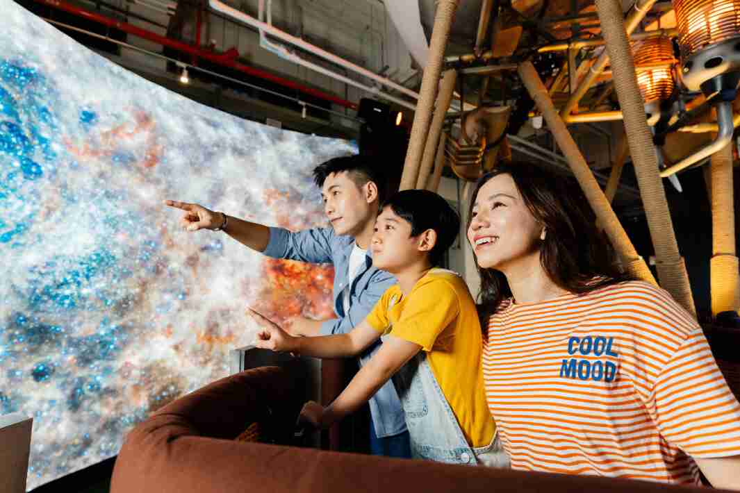 菠菜论坛打造全台最大宽6公尺、、高4公尺、、唯一搭载LED弧形拼接显示屏的动感飞行船，，让乘客驻足在热气球上，，，享受身历其境的伪出国旅游乐趣