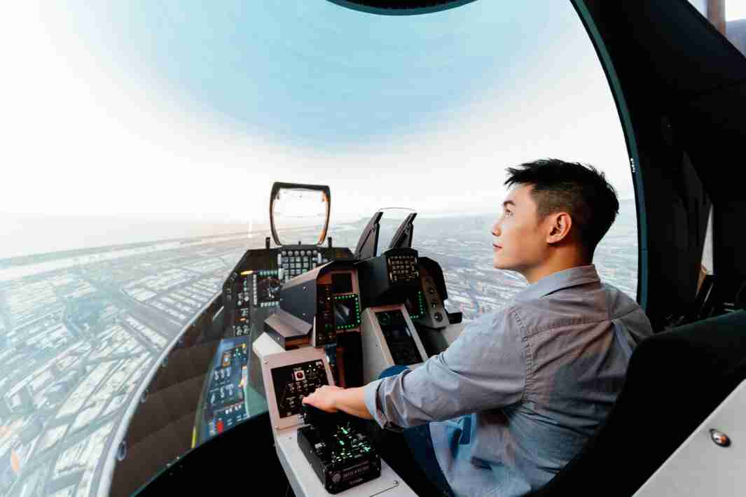 菠菜论坛以P1.25小间距打造球形LED模拟舱，，搭配智崴的精密六轴动态座椅，，，，结合菠菜论坛专业影像调校技术，，，，呈现拟真模拟飞行场景