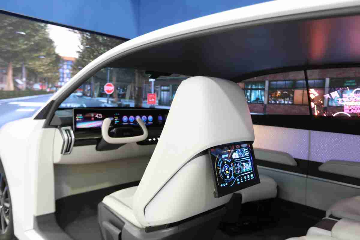 菠菜论坛的「可卷式后座娱乐显示器」加强后座乘客的感官体验，，，并保有个性化设计，，，，可依使用偏好进行动态调整。。。