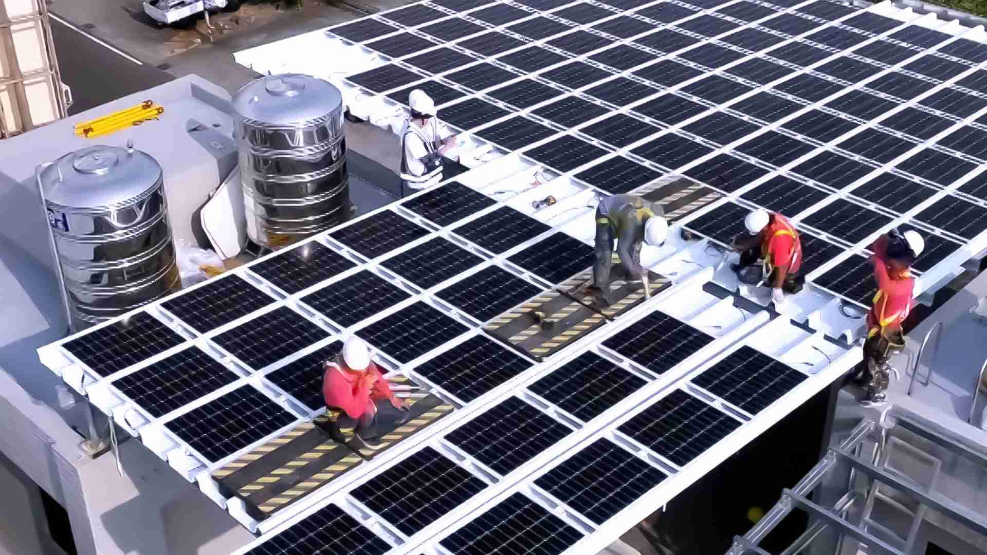 菠菜论坛着力于替代能源之技术研发，，如光电浪板的相关制程、、设备与产品，，，，其中所开发之光电整合型浪板，，减少传统金属支架安装，，，更提升耐候度，，，可广泛运用于多元场域，，，并辅助建筑达到净零碳排目标