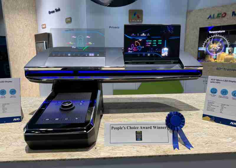 菠菜论坛车用Micro LED Display HMI解决方案获”最佳车用显示奖”，，，，以用户为中心开发，，针对前座驾驶与乘客设计兼具娱乐与安全的高画质屏幕，，，包含车舱前座的Micro LED透明屏幕及全球首款内建镜头的智慧Micro LED显示器