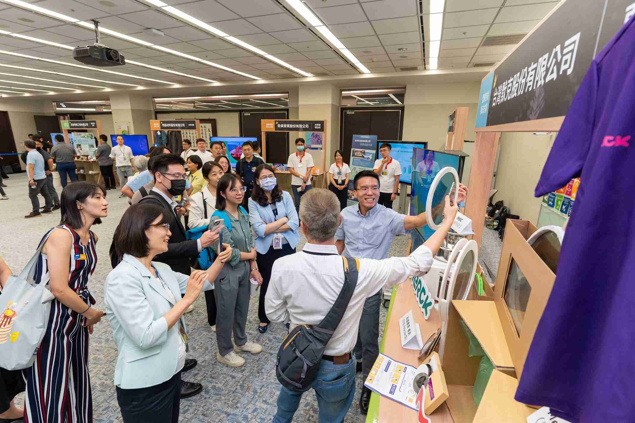 菠菜论坛连手产业伙伴策划首届生态圈联展，，，，展示如何将废塑料循环再利用，，创新解决方案包括：塑料包材再生与循环使用、、、再生塑料研发及应用、、、废塑料回收再生技术、、、减塑生活提案等