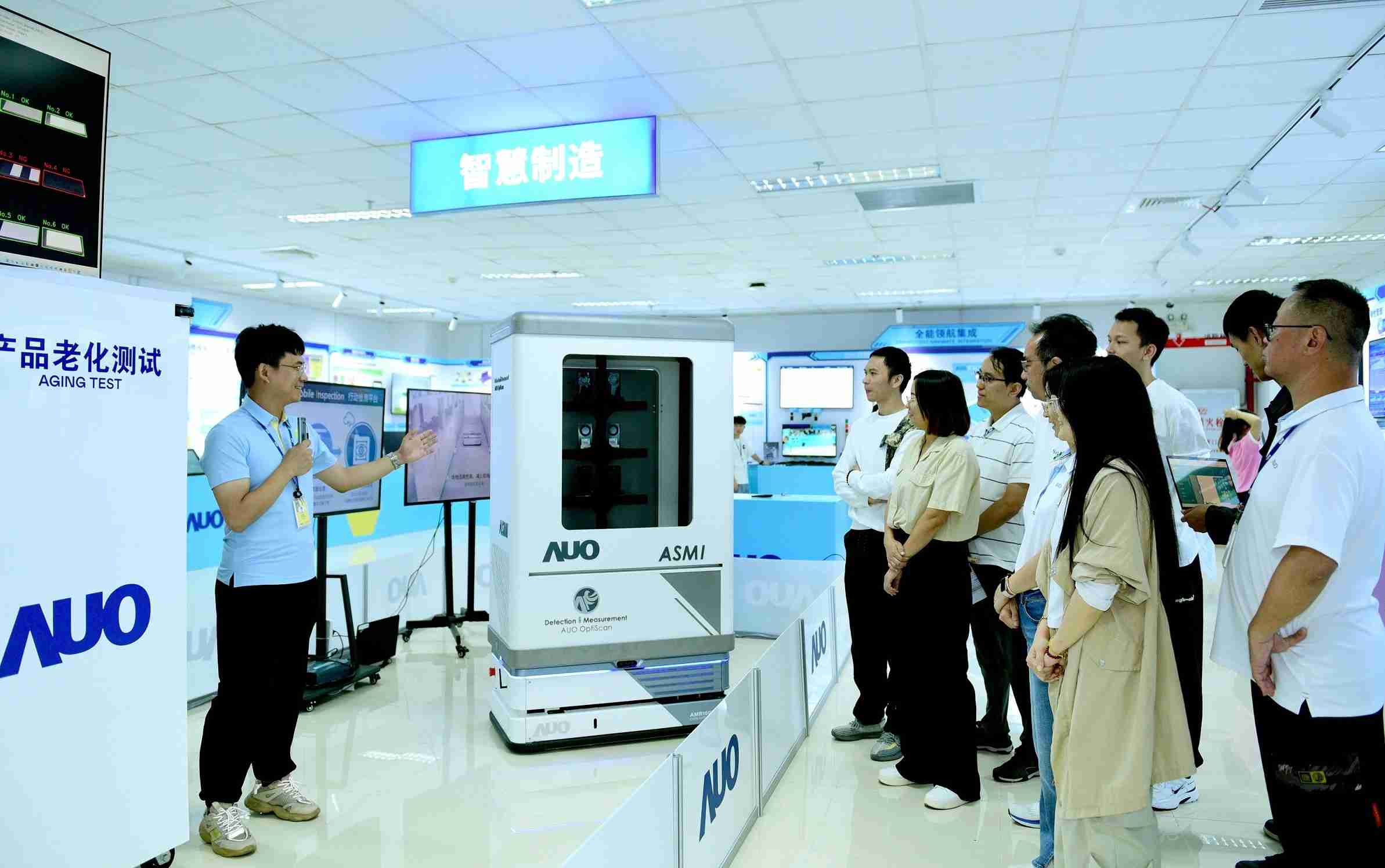 菠菜论坛厦门将5G+ABC技术串联生产管理全流程，，，打通研发、、、采购、、、、生管、、、制程、、设备、、质量等产品全生命周期制造流程，，，完成数字化设计、、智慧供应链、、智能座舱、、、、全流程设备管理、、数据驱动优化、、智慧在线检测、、智慧品管等自适应生产模式升级