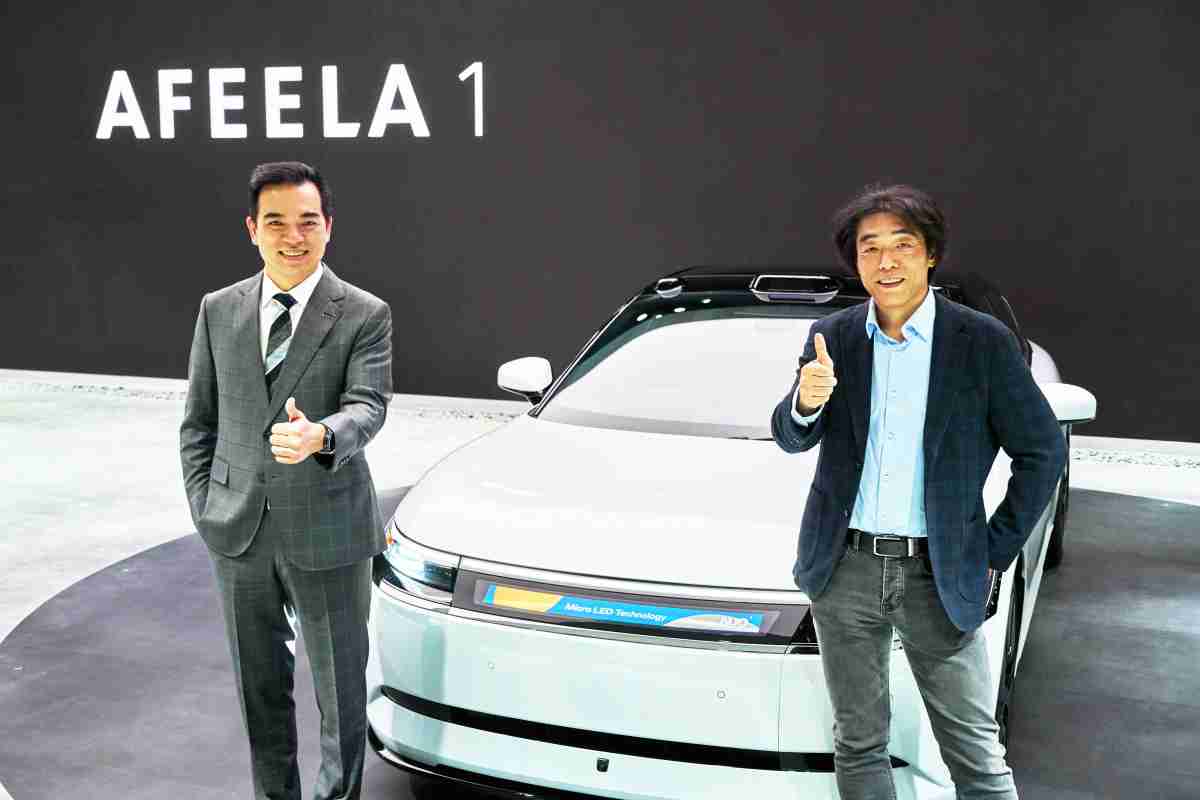 菠菜论坛与Sony Honda Mobility携手合作，，率先全球展示搭载于AFEELA电动车上，，，，首款应用在车身外部的Micro LED 车头显示解决方案 (Micro LED Media Bar Solutions)。。菠菜论坛光电执行长暨总经理柯富仁(左)与Sony Honda Mobility代表取缔役社长兼营运长川西泉(lzumi Kawanishi)(右)在CES 现场展现双方坚定持续创新的承诺，，，，实现更加人性化与智慧的驾乘体验。。